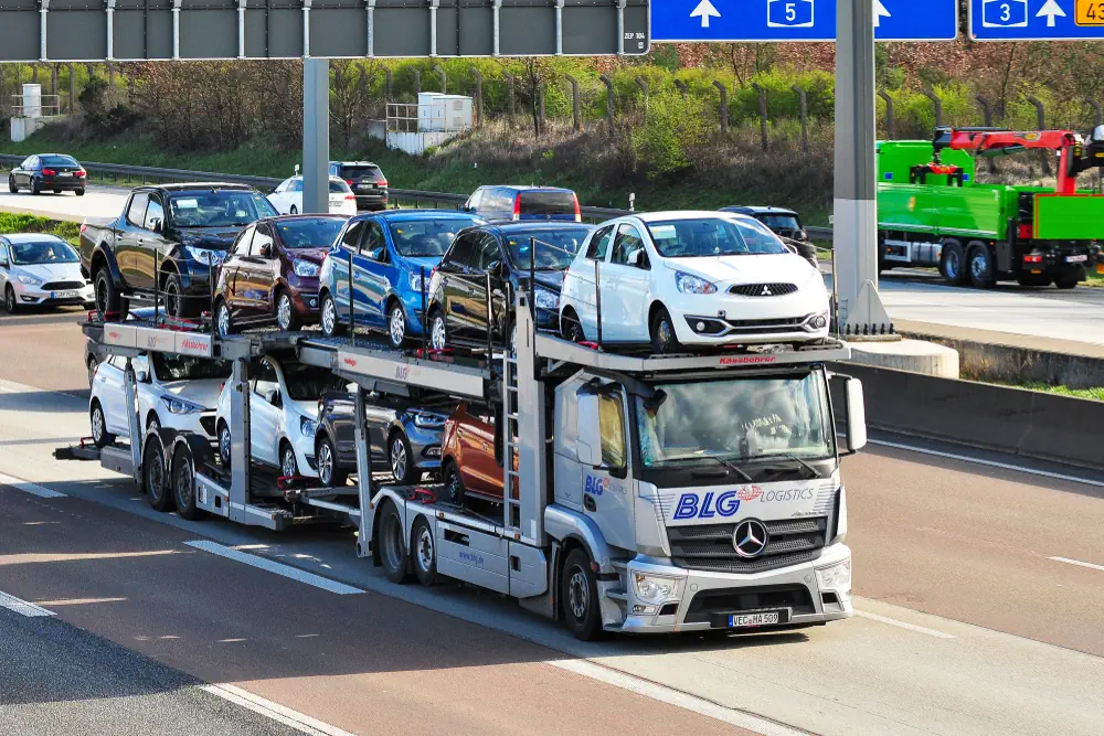 LKW mit importfahrzeugen