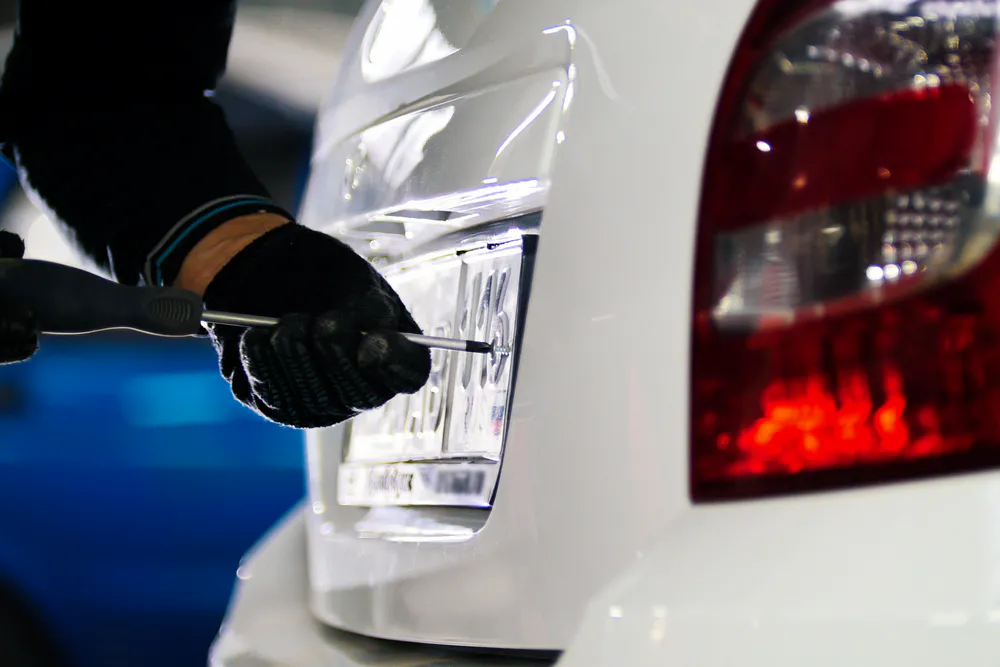 Montage von Autokennzeichen Montage von Autokennzeichen